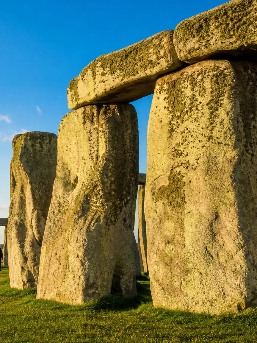 Les grands sarsens et linteaux de Stonehenge sous un soleil chaud