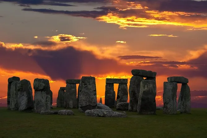 Stonehenge en silhouette sur un ciel de coucher de soleil orange et violet