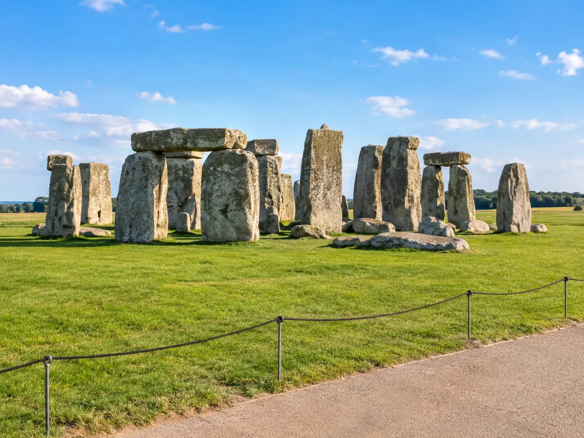 La corde basse et le chemin des visiteurs autour de Stonehenge par une journée ensoleillée